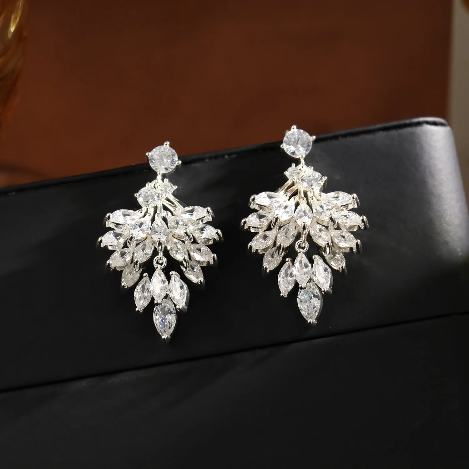 High Quality 925 Silver European American Light Luxury Zircon Inlaid Long Dangle Earrings Elegant For Women Bridal Prom Banquet
High Quality 925 Silver European American Light Luxury Zircon Inlaid Long Dangle Earrings Elegant For Women Bridal Prom Banquet
