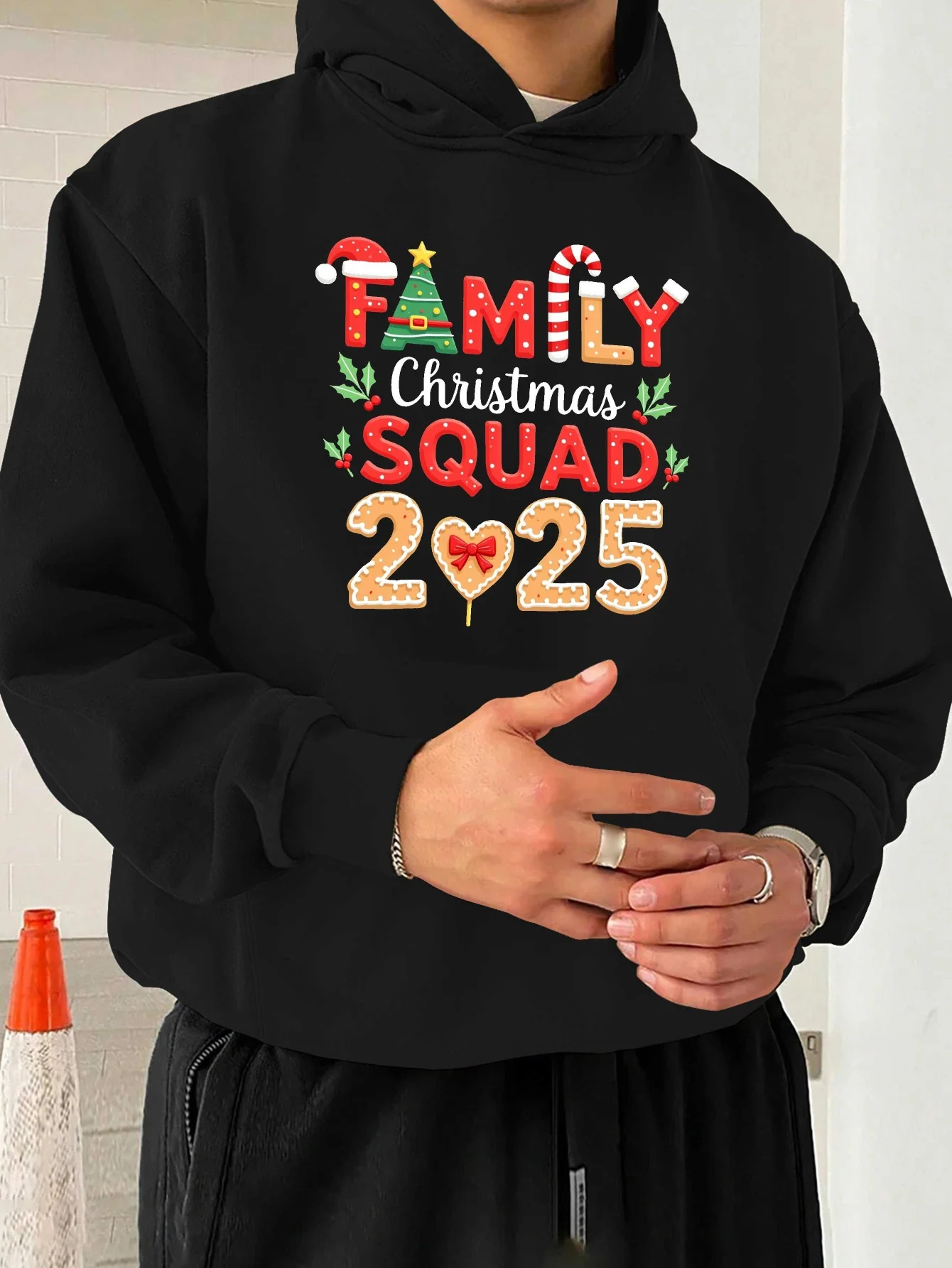 Толстовка с капюшоном Christmas Team 2025: с праздничными красными и золотыми буквами, руль из конфетной трости и узорами снежинок.
Толстовка с капюшоном Christmas Team 2025: с праздничными красными и золотыми буквами, руль из конфетной трости и узорами снежинок.