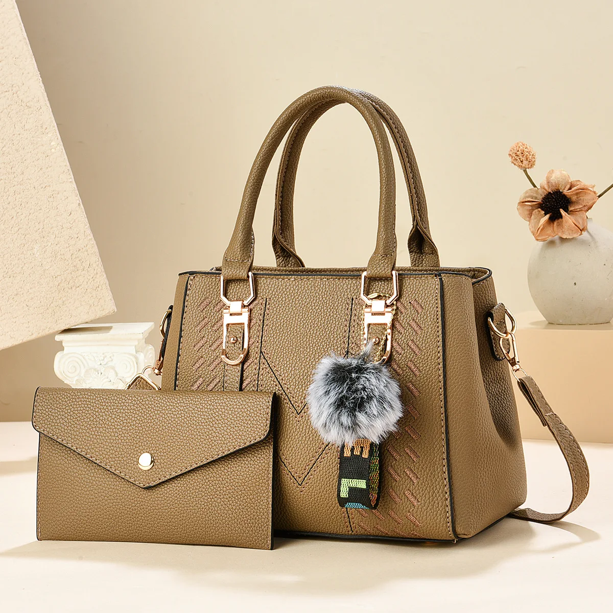 Fashion women's hairball pendant, shoulder bag, women's handbag, versatile and simple, multi-color small square bag, large-capac
Fashion women's hairball pendant, shoulder bag, women's handbag, versatile and simple, multi-color small square bag, large-capac