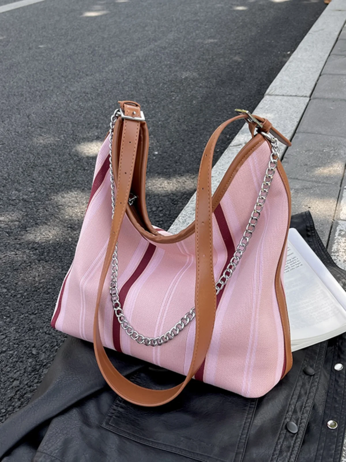 Casual soft large-capacity bag women 2023 new fashion messenger bag canvas shoulder bucket bag
Casual soft large-capacity bag women 2023 new fashion messenger bag canvas shoulder bucket bag