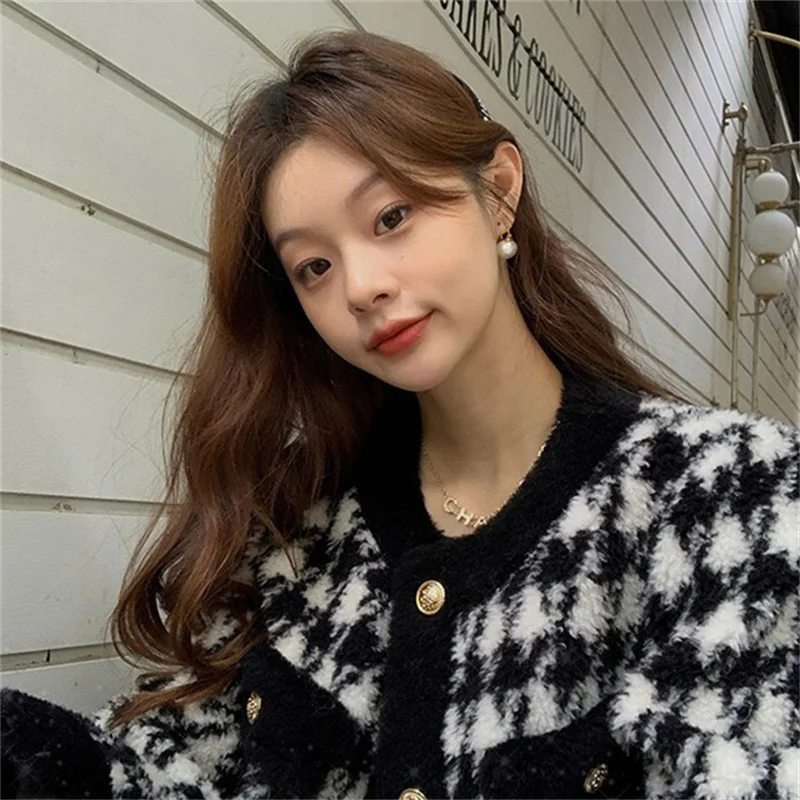 Winter Luxury Thermal Fur Coat Women's Fashion Wool Fur Coat Black And White Check Design Outdoor Trend Furry Coat
Winter Luxury Thermal Fur Coat Women's Fashion Wool Fur Coat Black And White Check Design Outdoor Trend Furry Coat
