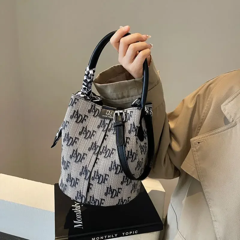 Senior Texture Bag Women New Spring Summer New Niche Design Crossbody Package Explosive Commuter Portable Top-Handle Bucket Bags
Senior Texture Bag Women New Spring Summer New Niche Design Crossbody Package Explosive Commuter Portable Top-Handle Bucket Bags