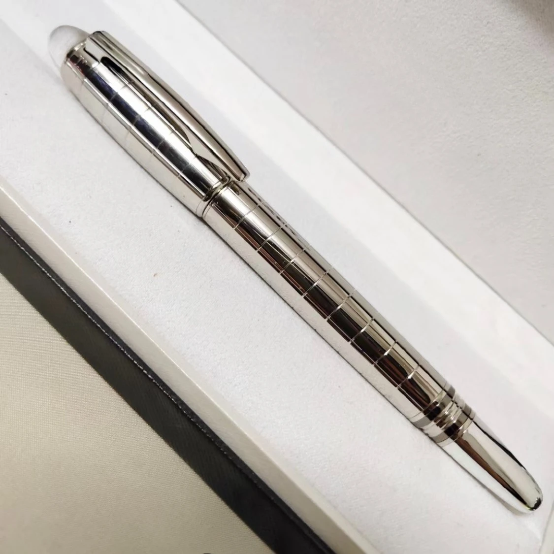 Ограниченная серия MB, черная смола, шахматная доска, хрустальная звезда, гелевая шариковая ручка-роллер, уникальный дизайн, офисная серия, код NDL33966L 
Ограниченная серия MB, черная смола, шахматная доска, хрустальная звезда, гелевая шариковая ручка-роллер, уникальный дизайн, офисная серия, код NDL33966L