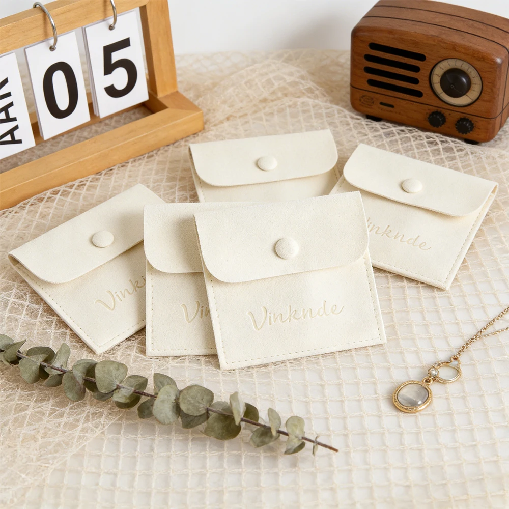 50 шт. 5x5 см индивидуальный логотип, сумка на пуговицах для ювелирных изделий, персонализированный конверт из микрофибры, дорожная сумка, кольцо, серьги, браслет, мешок для хранения
50 шт. 5x5 см индивидуальный логотип, сумка на пуговицах для ювелирных изделий, персонализированный конверт из микрофибры, дорожная сумка, кольцо, серьги, браслет, мешок для хранения