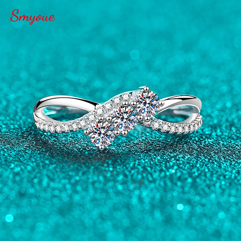 Smyoue Real S925 Sterling Silver Moissanite Ring for Women 3 Stone Twisted Band Halo Gift for Her D Color VVS1 Dainty Jewelry
Smyoue Real S925 Sterling Silver Moissanite Ring for Women 3 Stone Twisted Band Halo Gift for Her D Color VVS1 Dainty Jewelry