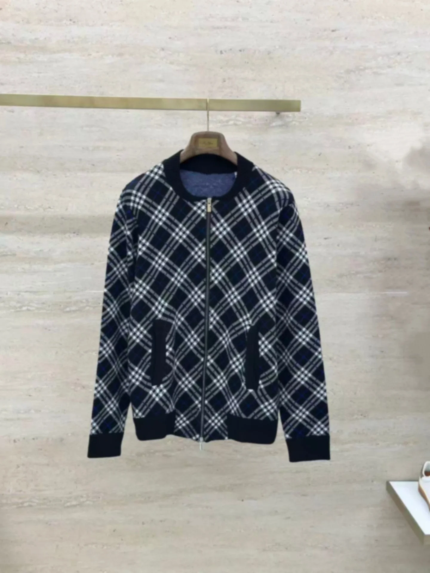 Высококачественная вязаная куртка из шерстяной смеси, осенне-зимняя новинка, европейский стиль, низкий профиль, универсальная, модная, мужская, на молнии
Высококачественная вязаная куртка из шерстяной смеси, осенне-зимняя новинка, европейский стиль, низкий профиль, универсальная, модная, мужская, на молнии