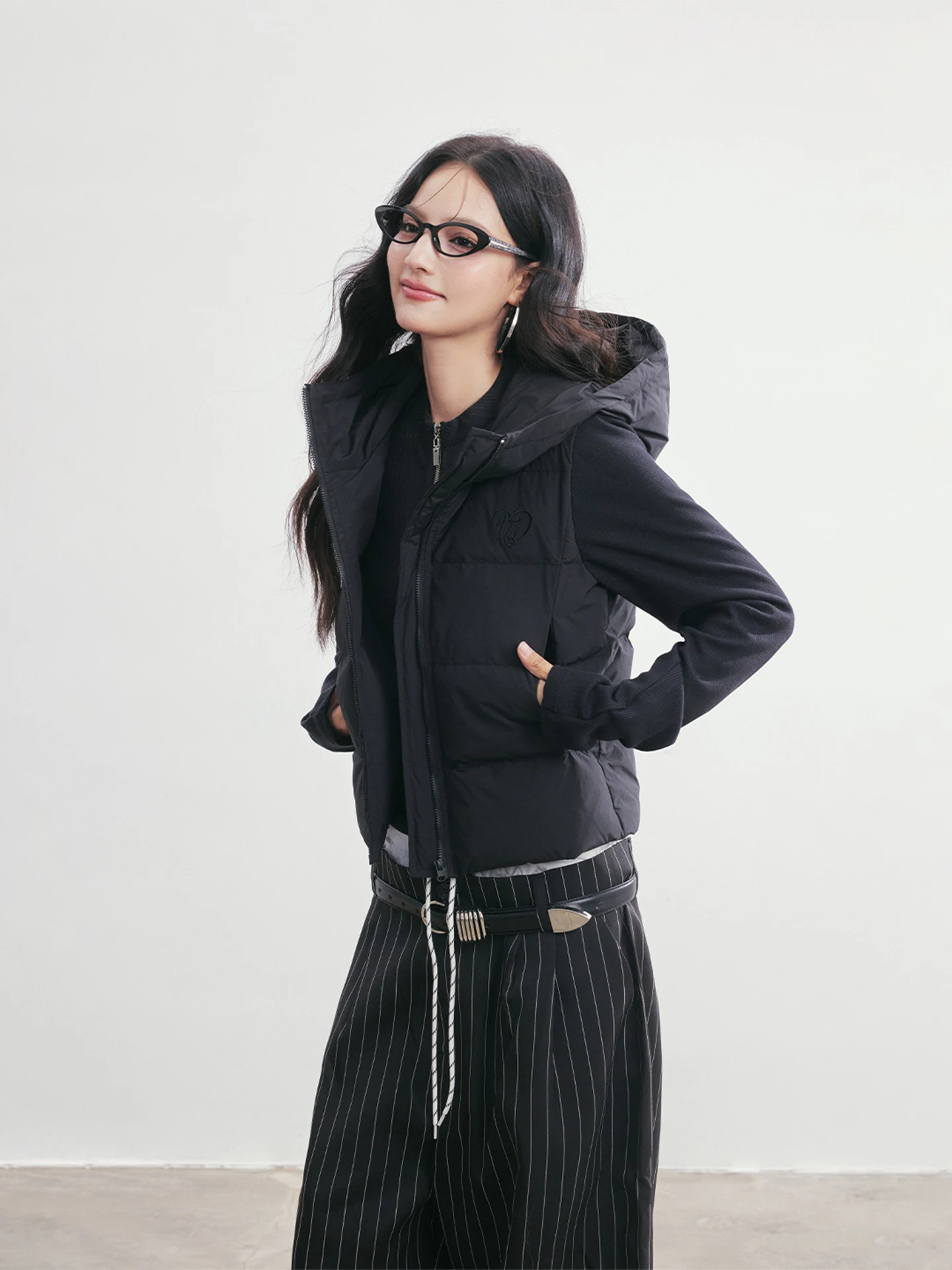 Тепла и стиль: хлопковая куртка NEXTNey с капюшоном, приталенный крой, лоскутный дизайн, утепленная зимняя верхняя одежда для молодых женщин.
Тепла и стиль: хлопковая куртка NEXTNey с капюшоном, приталенный крой, лоскутный дизайн, утепленная зимняя верхняя одежда для молодых женщин.