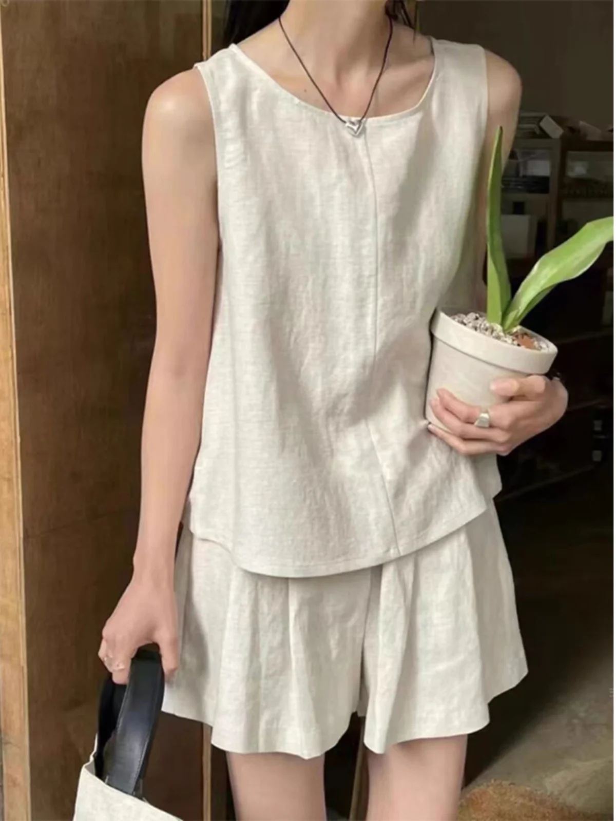 Summer Cotton Linen Strap Vest Women's Fashion Set Irregular Back Buckle Sleeveless Top Shorts Two-Piece Set round Neck
Summer Cotton Linen Strap Vest Women's Fashion Set Irregular Back Buckle Sleeveless Top Shorts Two-Piece Set round Neck