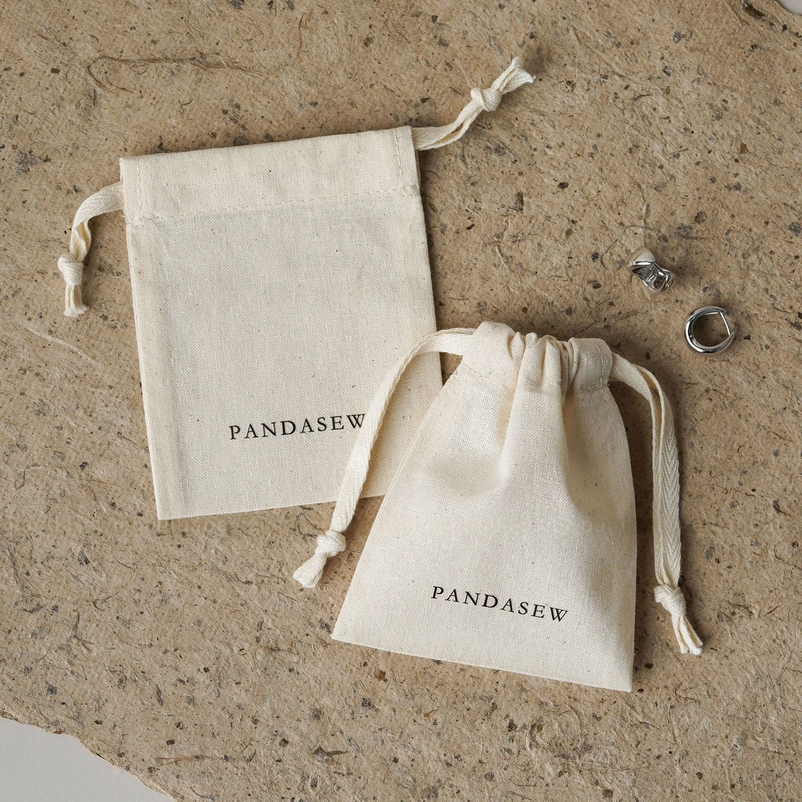 Luxury Cotton Drawstring Jewelry Bag with Custom Logo Packaging for Earrings Necklaces Jewelry Pouch
Luxury Cotton Drawstring Jewelry Bag with Custom Logo Packaging for Earrings Necklaces Jewelry Pouch