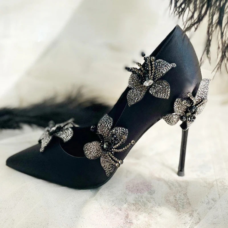 Beauty Metal Studs Rhinestone Flower High Heel Black Silk Pointed Toe Pumps Woman 3D Crystal Flower Banquet Wedding Dress Shoes
Beauty Metal Studs Rhinestone Flower High Heel Black Silk Pointed Toe Pumps Woman 3D Crystal Flower Banquet Wedding Dress Shoes