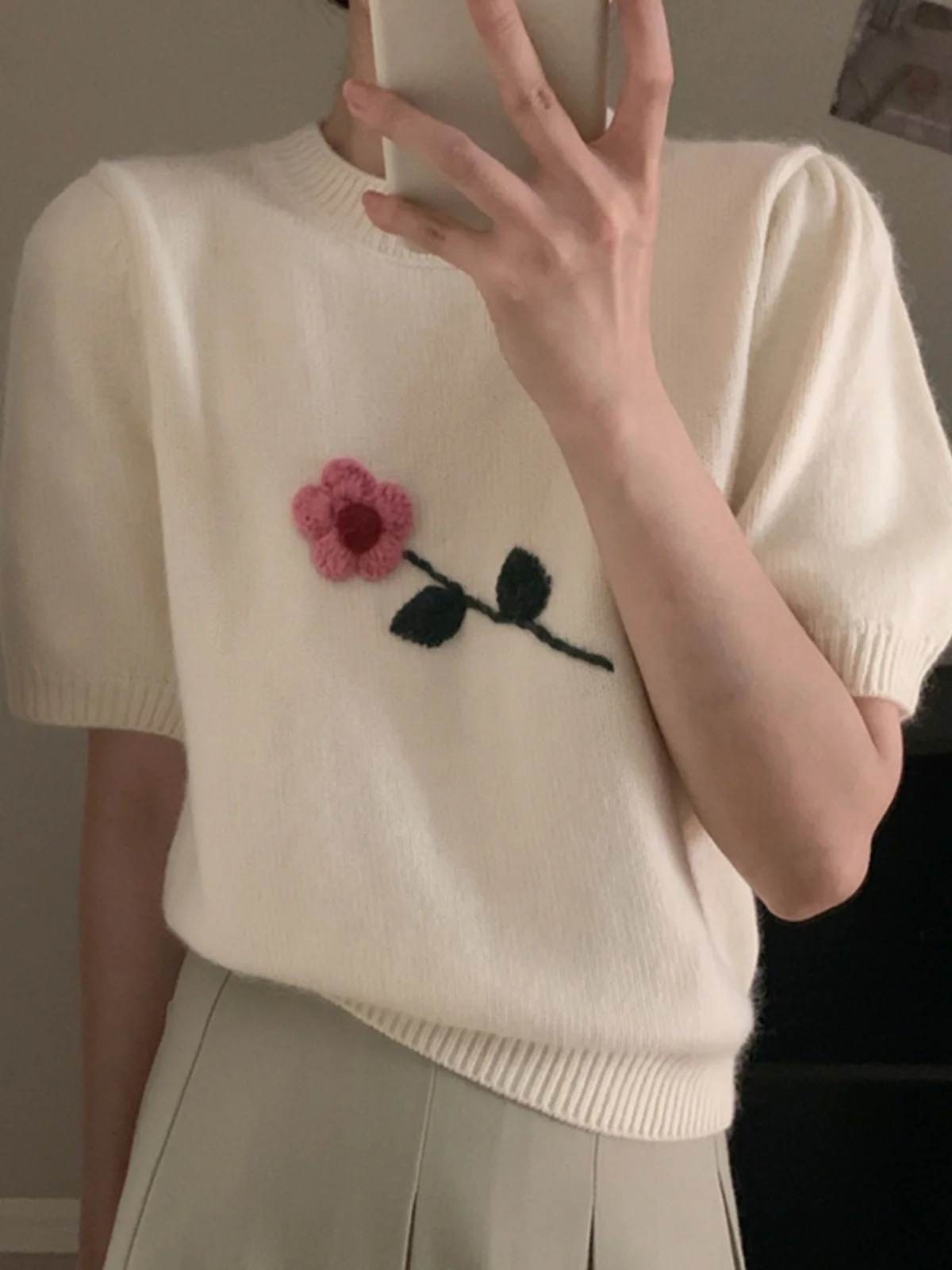 Белая трикотажная футболка с коротким рукавом для женщин, летний дизайн, свободный крой, стройнящая, базовая, удобная, дышащая.
Белая трикотажная футболка с коротким рукавом для женщин, летний дизайн, свободный крой, стройнящая, базовая, удобная, дышащая.