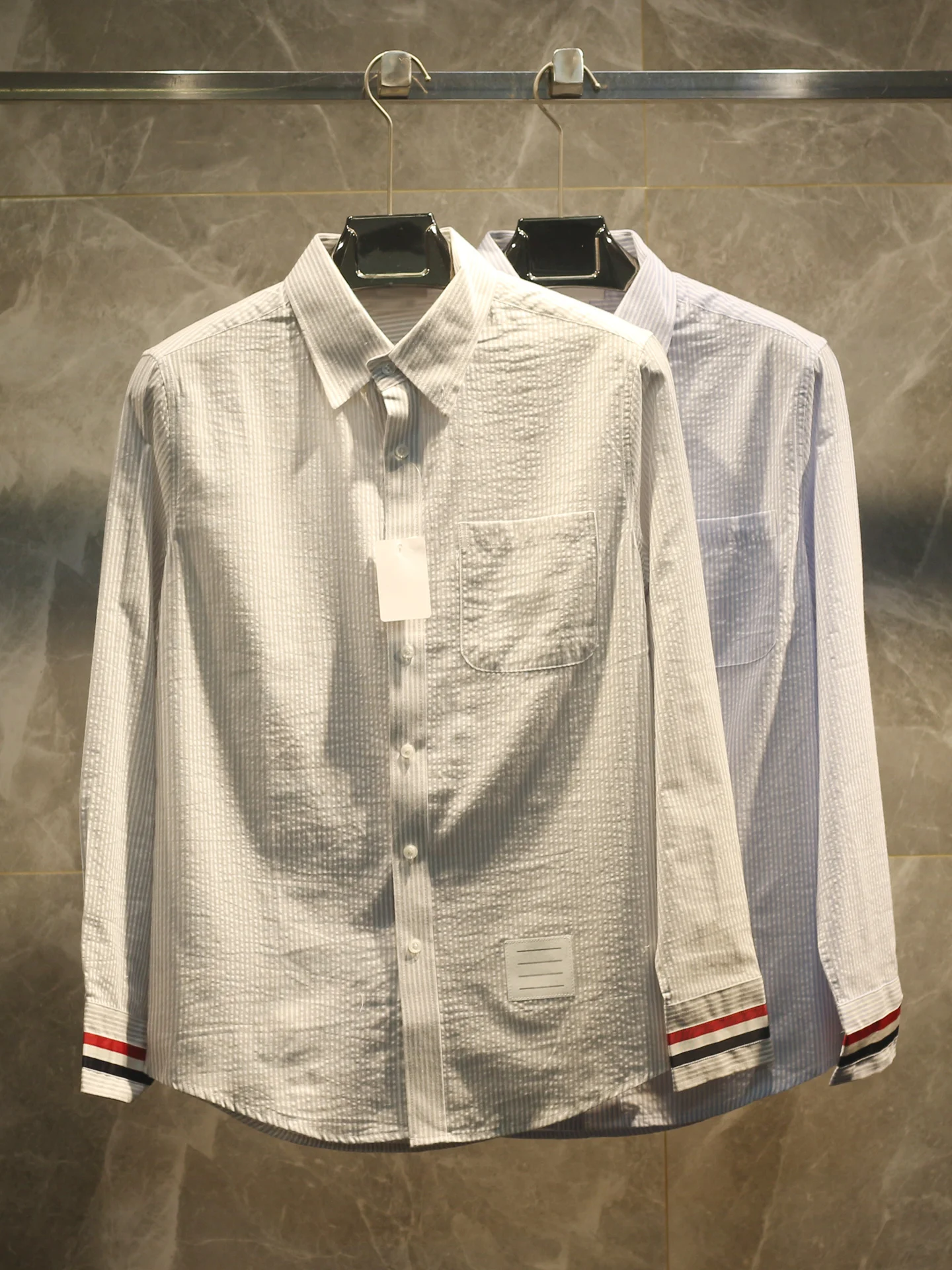 Повседневная полосатая рубашка-пуловер унисекс для мужчин и женщин, весна-осень, высококачественная модная хлопково-шелковая рубашка с длинным рукавом на пуговицах, стандартный крой
Повседневная полосатая рубашка-пуловер унисекс для мужчин и женщин, весна-осень, высококачественная модная хлопково-шелковая рубашка с длинным рукавом на пуговицах, стандартный крой