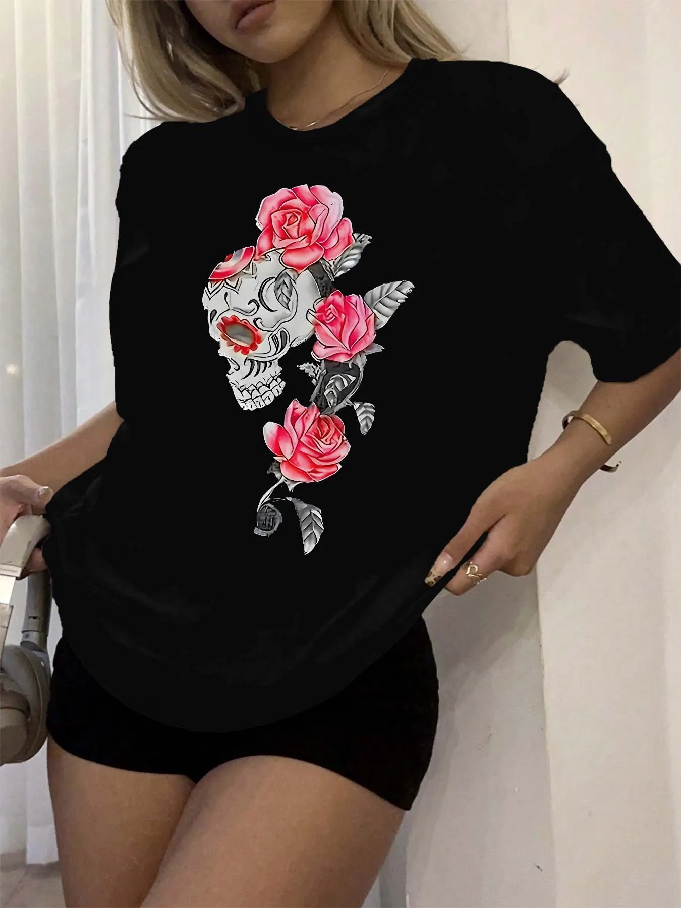 Повседневная шикарная футболка больших размеров с художественным принтом черепа и розы 
Повседневная шикарная футболка больших размеров с художественным принтом черепа и розы