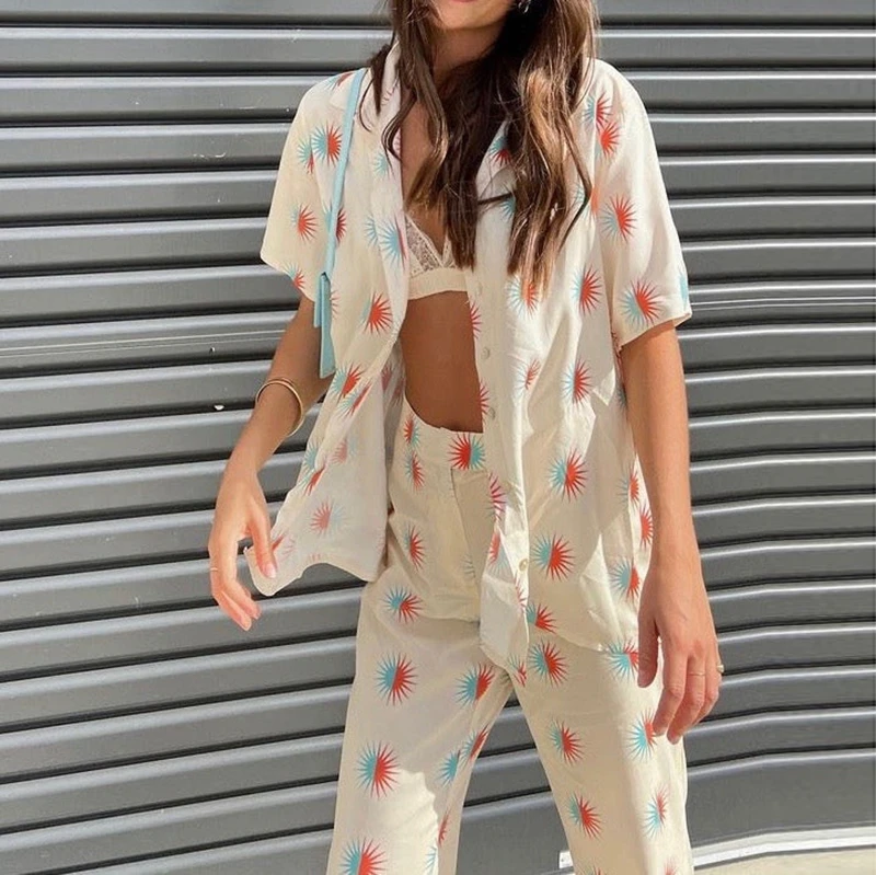 Chic Fashion Print Two Piece Set Women Leisure Button Up Short Sleeve T-shirt Blouse + High Waist Loose Pant Vintage Streetwear
Chic Fashion Print Two Piece Set Women Leisure Button Up Short Sleeve T-shirt Blouse + High Waist Loose Pant Vintage Streetwear