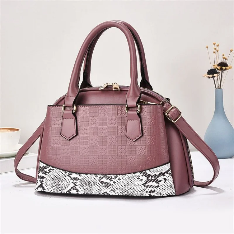 Простая классическая кожаная сумка-тоут с минималистичным дизайном, однотонная, большая вместимость для женщин, повседневное пригородное использование
Простая классическая кожаная сумка-тоут с минималистичным дизайном, однотонная, большая вместимость для женщин, повседневное пригородное использование