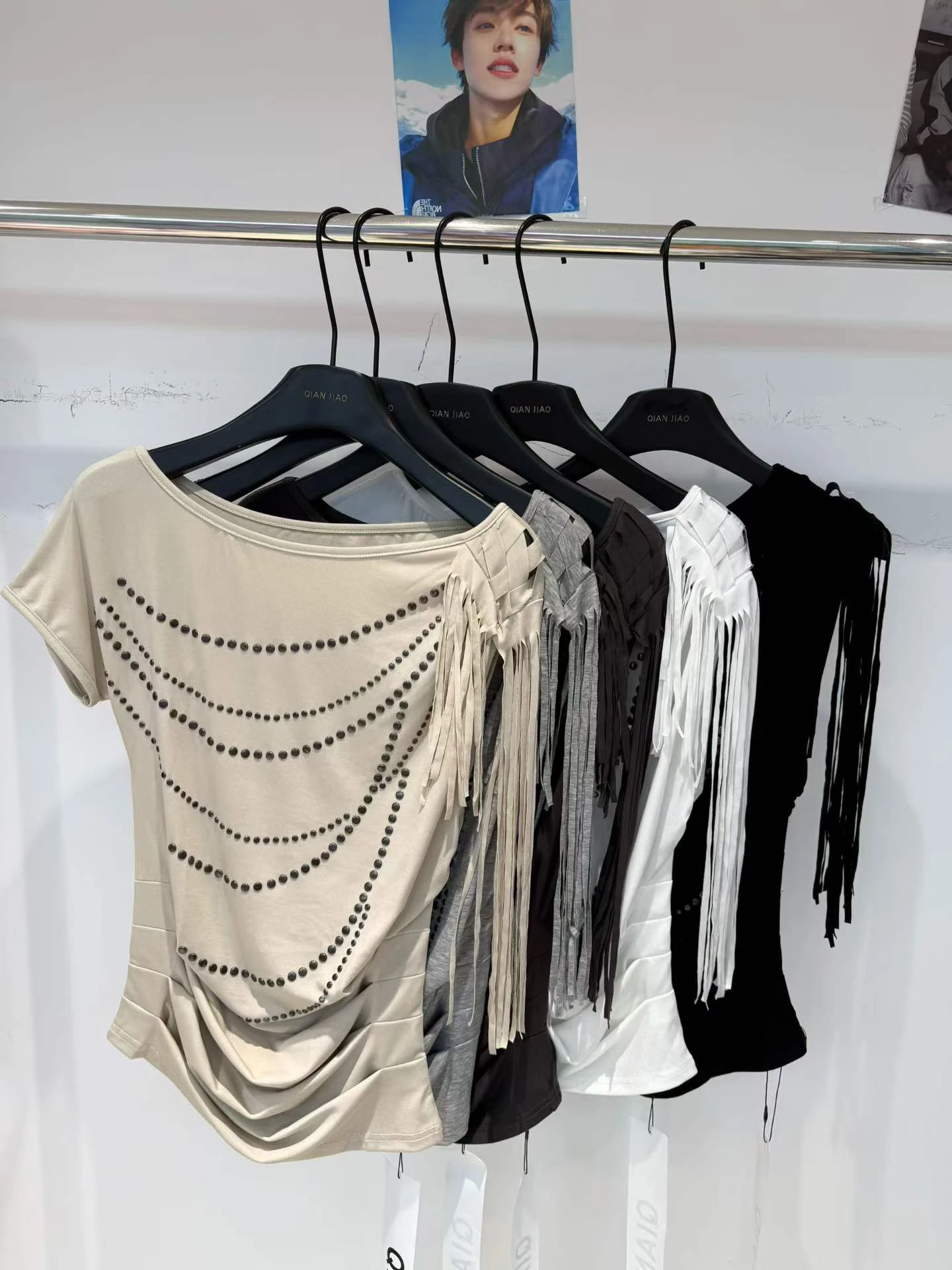 Slim Fit Shoulder Bared T-Shirt for Women with Fringe Batwing Sleeves Diagonal Collar Hot Girl Summer Cotton Short Sleeve Top
Slim Fit Shoulder Bared T-Shirt for Women with Fringe Batwing Sleeves Diagonal Collar Hot Girl Summer Cotton Short Sleeve Top