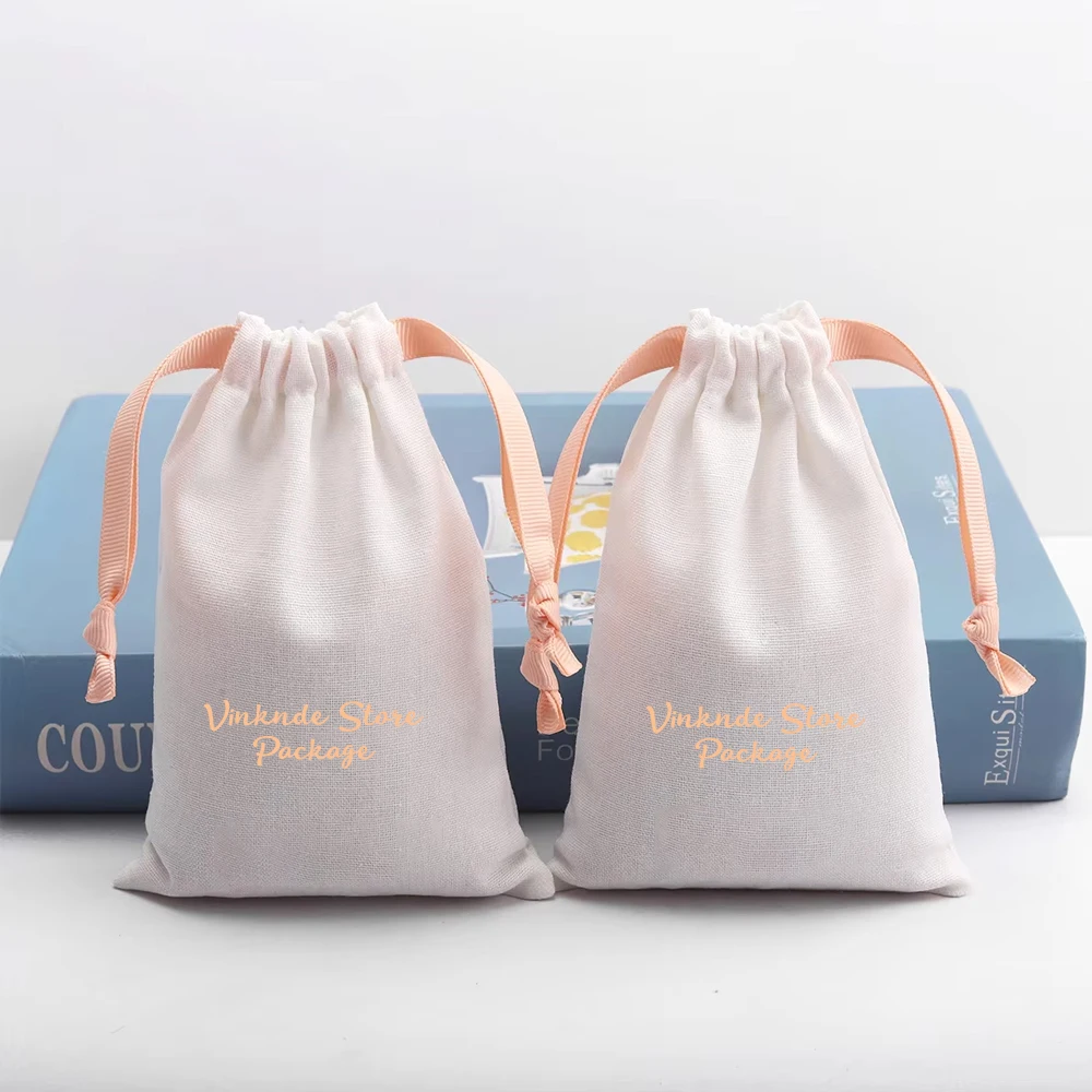 Белый хлопковый льняной мешок с логотипом на шнурке для ювелирных изделий, духов, свадебный подарок, мягкий муслиновый конфеты, косметическая упаковка, мешок для пыли
Белый хлопковый льняной мешок с логотипом на шнурке для ювелирных изделий, духов, свадебный подарок, мягкий муслиновый конфеты, косметическая упаковка, мешок для пыли