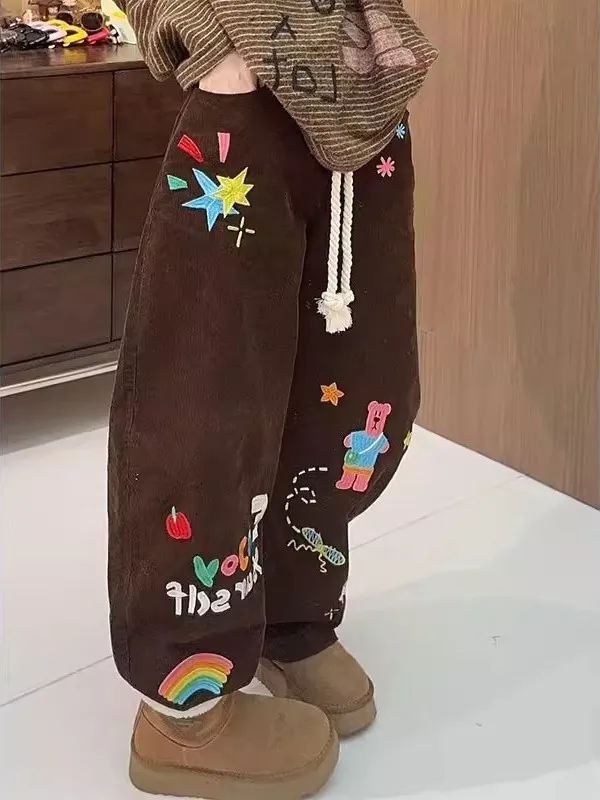 Мужские повседневные брюки больших размеров с мультяшной вышивкой, высокой талией, широкими штанинами и декоративными элементами, осенне-зимняя новинка
Мужские повседневные брюки больших размеров с мультяшной вышивкой, высокой талией, широкими штанинами и декоративными элементами, осенне-зимняя новинка