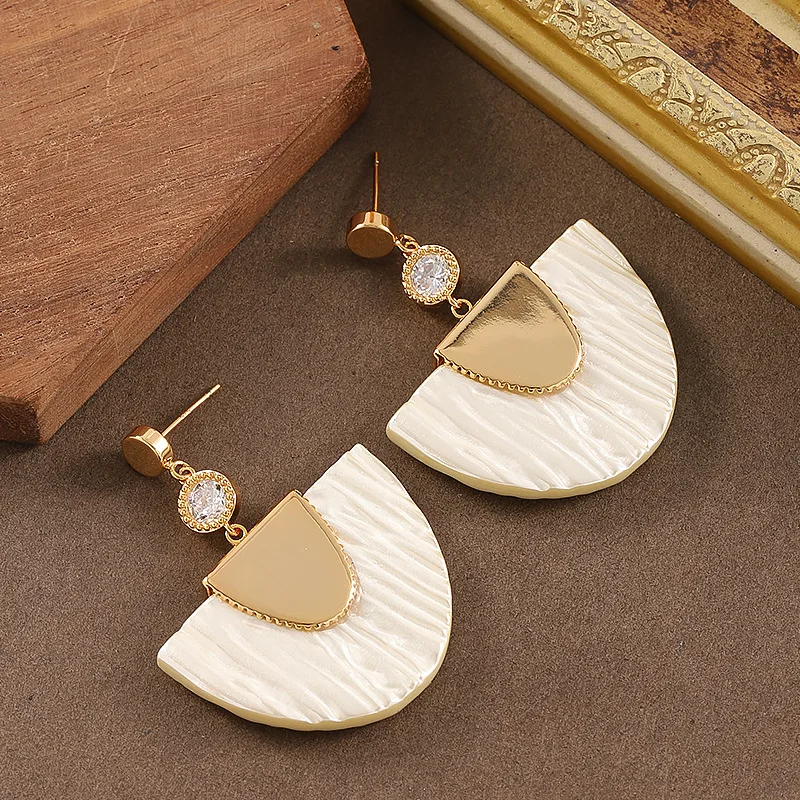 Stylish and elegant small fragrant zircon geometric umbrella-shaped pearl earrings light luxury fashionable atmospheric earrings
Stylish and elegant small fragrant zircon geometric umbrella-shaped pearl earrings light luxury fashionable atmospheric earrings