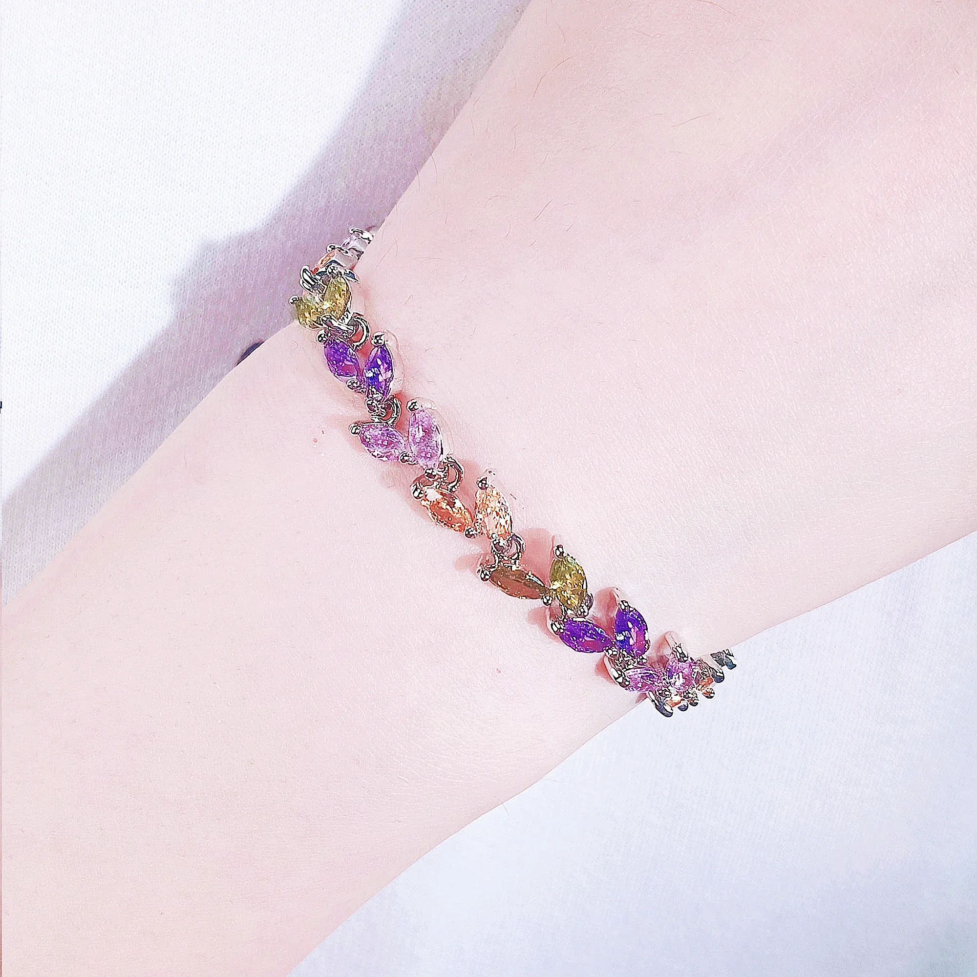Multicoloured double-leaf copper plated zircon bracelet temperament light luxury high sense bracelet
Multicoloured double-leaf copper plated zircon bracelet temperament light luxury high sense bracelet