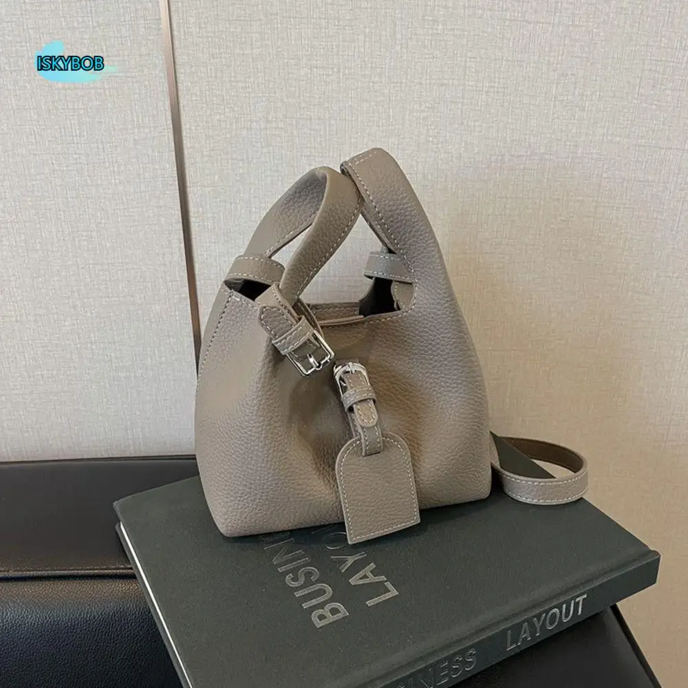 Pure Color Vegetable Basket Bag Large Capacity Korean Style PU Leather Bucket Bag Women's Tote Bag Mother Child Package
Pure Color Vegetable Basket Bag Large Capacity Korean Style PU Leather Bucket Bag Women's Tote Bag Mother Child Package