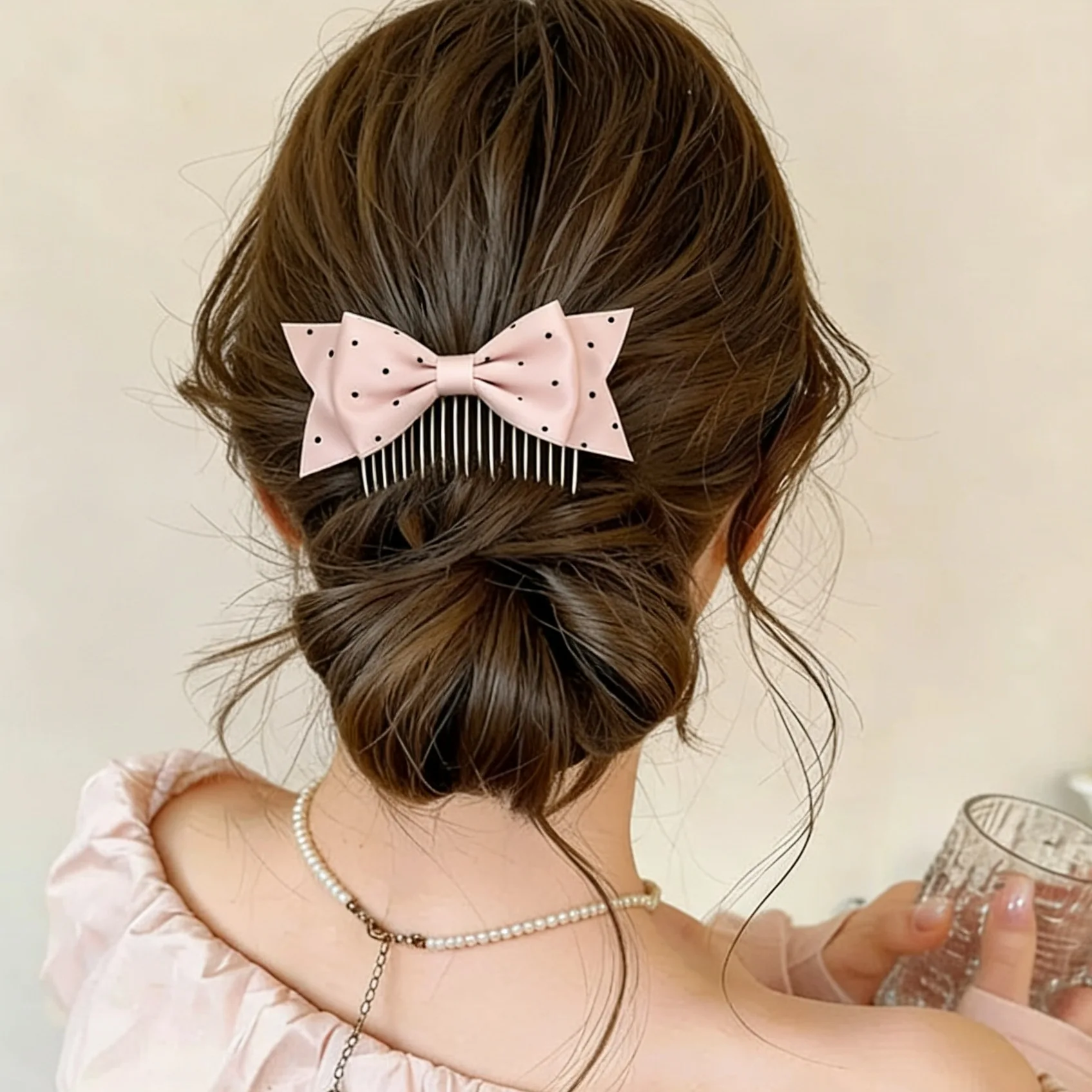 Заколка-гребень для волос с бантом в горошек, 1 шт., для женских причесок с полупучком, новинка 2026 года, элегантный инструмент для укладки, для повседневного использования
Заколка-гребень для волос с бантом в горошек, 1 шт., для женских причесок с полупучком, новинка 2026 года, элегантный инструмент для укладки, для повседневного использования