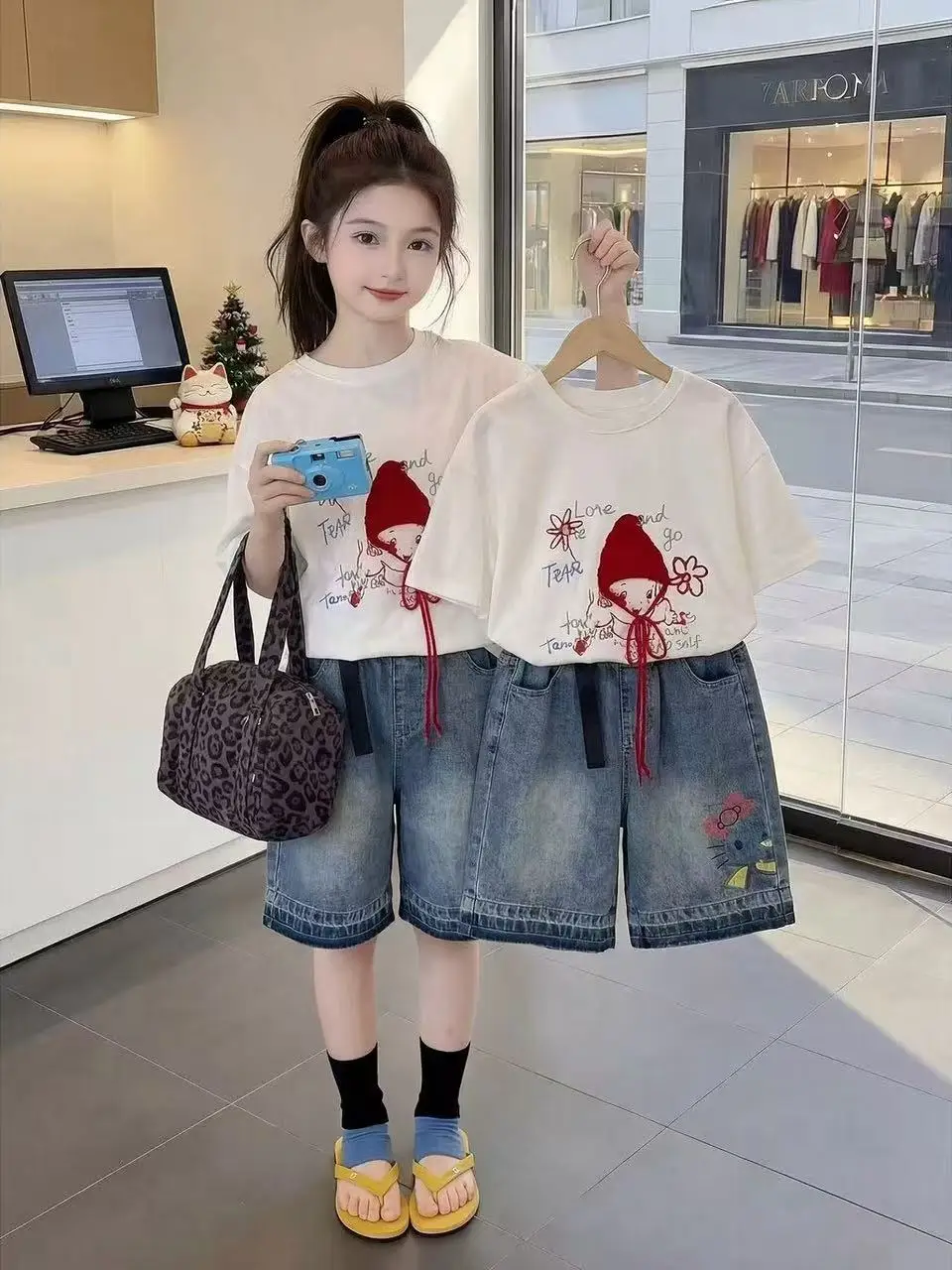 Girls Summer T-Shirt Set Casual Fashionable Short Sleeve Denim Shorts Two-Piece Suit round Neck Plant Floral Pattern Cotton L...
Girls Summer T-Shirt Set Casual Fashionable Short Sleeve Denim Shorts Two-Piece Suit round Neck Plant Floral Pattern Cotton L...