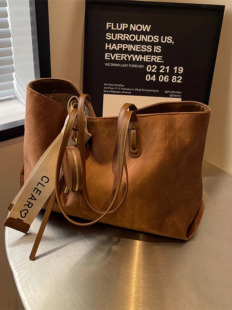 High-end Diamond Lattice Shoulder Bag Women Brown Large Capacity Commuter Handbags 2024 New Faux Suede Tote Bags
High-end Diamond Lattice Shoulder Bag Women Brown Large Capacity Commuter Handbags 2024 New Faux Suede Tote Bags