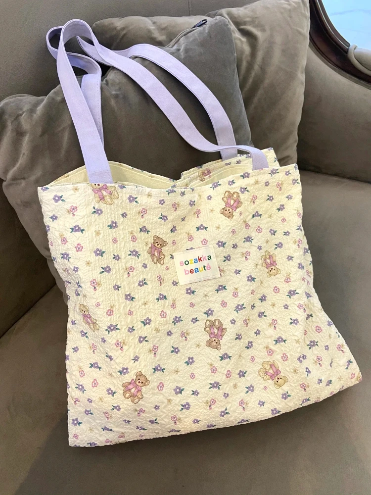 Холщовая большая сумка с милым медвежьим принтом, двухслойная ручная пригородная большая вместительная летняя сумка, корейская мягкая полиэстеровая сумка
Холщовая большая сумка с милым медвежьим принтом, двухслойная ручная пригородная большая вместительная летняя сумка, корейская мягкая полиэстеровая сумка