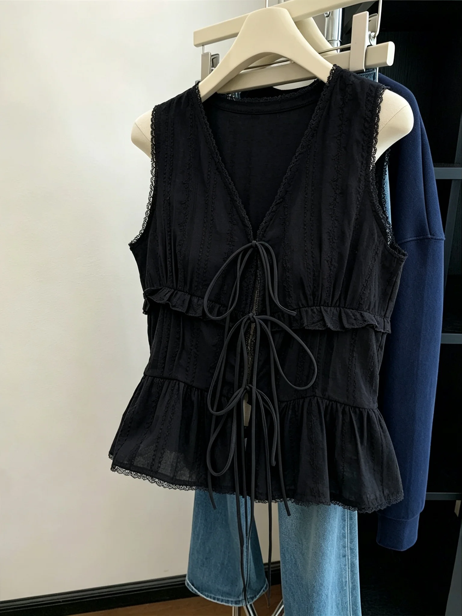 Korean Style Gentle Black Sleeveless Vest Men Women Summer V Neck Belted Hem Slimming Top Casual Loose Fit Unisex Shirt
Korean Style Gentle Black Sleeveless Vest Men Women Summer V Neck Belted Hem Slimming Top Casual Loose Fit Unisex Shirt