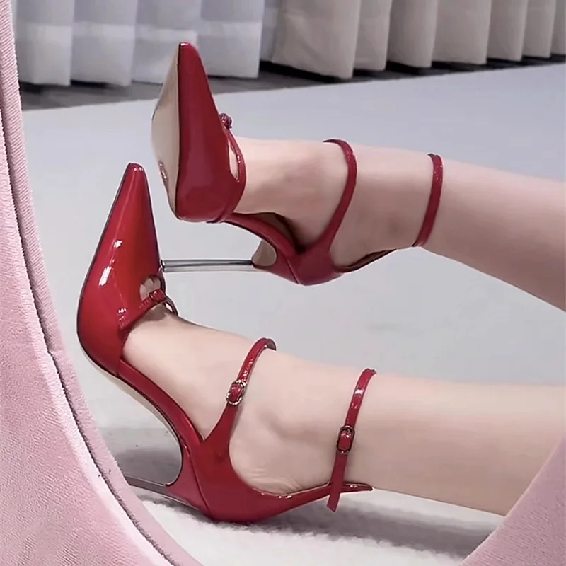 Весенне-летние новые пикантные туфли из лакированной кожи с острым носком, металлические тонкие женские сандалии на высоком каблуке для банкетного платья
Весенне-летние новые пикантные туфли из лакированной кожи с острым носком, металлические тонкие женские сандалии на высоком каблуке для банкетного платья