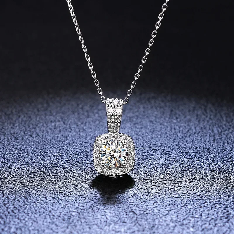 Luxury Platinum Pt950 1 Carat Moissanite Diamond Necklace Pendants for Women Classic Square Bag Wedding Pendant Jewelry Gift
Luxury Platinum Pt950 1 Carat Moissanite Diamond Necklace Pendants for Women Classic Square Bag Wedding Pendant Jewelry Gift