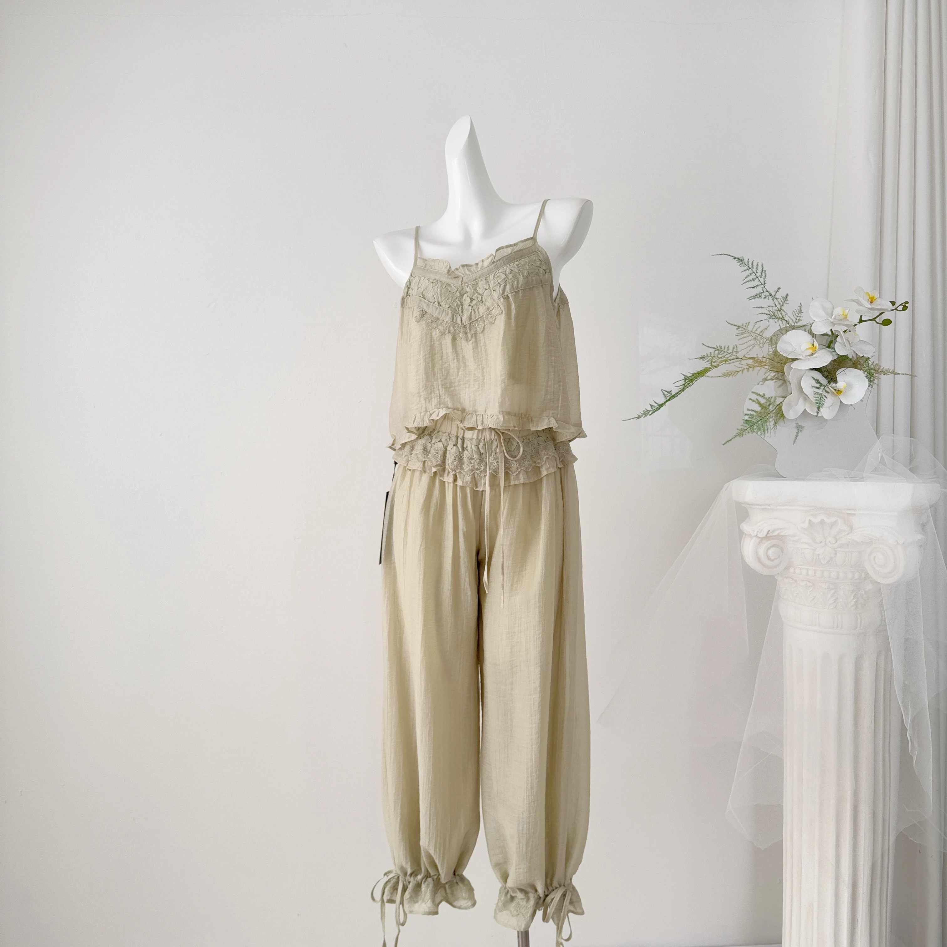 Women's Summer Elegant Two Pieces Long Pants Set Lady Lace V Neck Loose Short Camisole + Drawstring Waist Lantern Pants
Women's Summer Elegant Two Pieces Long Pants Set Lady Lace V Neck Loose Short Camisole + Drawstring Waist Lantern Pants