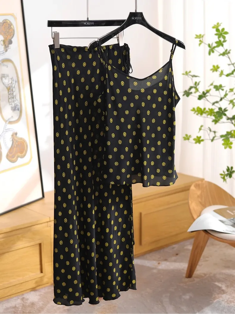 High-End Silk Silk Sleeveless Vest Top Half Skirt Two-Piece Set Floral Print V-Neck Summer Fashion Women's Ensemble
High-End Silk Silk Sleeveless Vest Top Half Skirt Two-Piece Set Floral Print V-Neck Summer Fashion Women's Ensemble