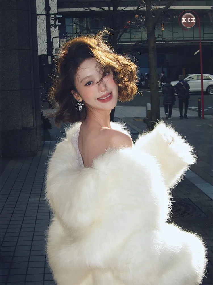 Модная женская зимняя куртка из экологичного искусственного меха, утепленная, повседневная, белая, для женщин
Модная женская зимняя куртка из экологичного искусственного меха, утепленная, повседневная, белая, для женщин