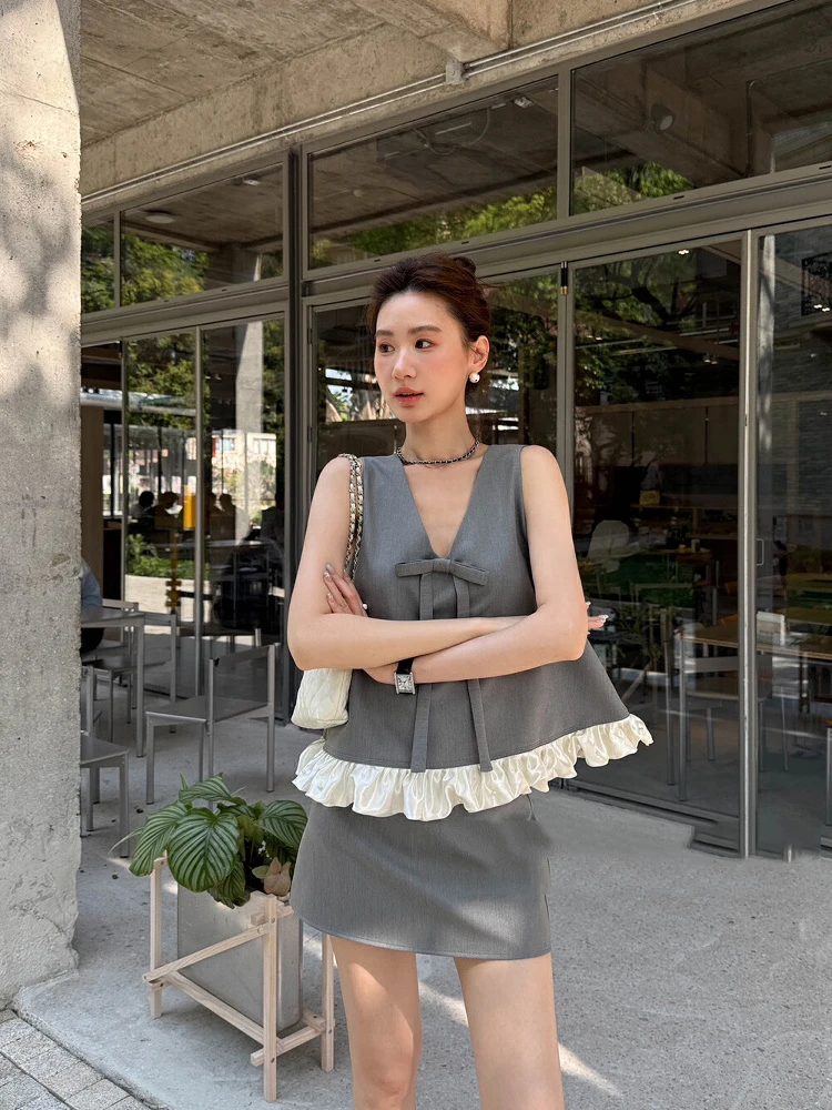2025 summer women new Korean style design contrasting suit short skirt set bow top gentle fashion temperament two-piece set
2025 summer women new Korean style design contrasting suit short skirt set bow top gentle fashion temperament two-piece set