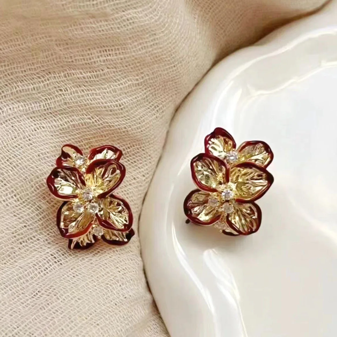 Enamel Flower Lady's Banquet Earrings
Enamel Flower Lady's Banquet Earrings