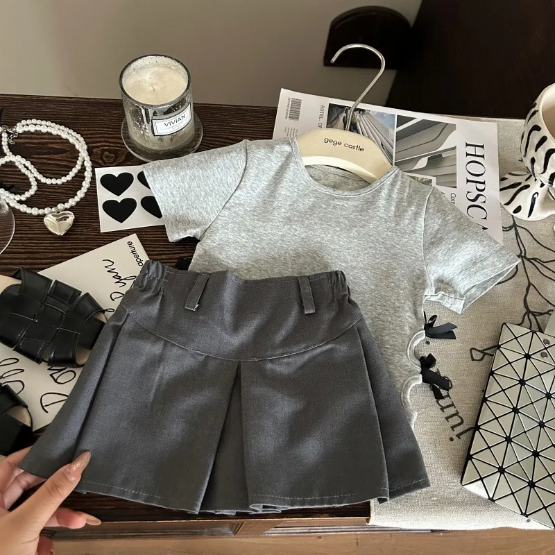 Korean children's clothing 2025 new summer girls' bow solid color T-shirt children's stylish pleated skirt pants two-piece set
Korean children's clothing 2025 new summer girls' bow solid color T-shirt children's stylish pleated skirt pants two-piece set