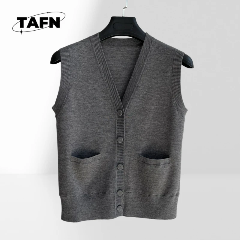 Men's Retro Style Cashmere Cardigan – Warm and Comfortable for Everyday Wear 100% Cashmere Wool Blend Fit Sweater Cashmere
Men's Retro Style Cashmere Cardigan – Warm and Comfortable for Everyday Wear 100% Cashmere Wool Blend Fit Sweater Cashmere