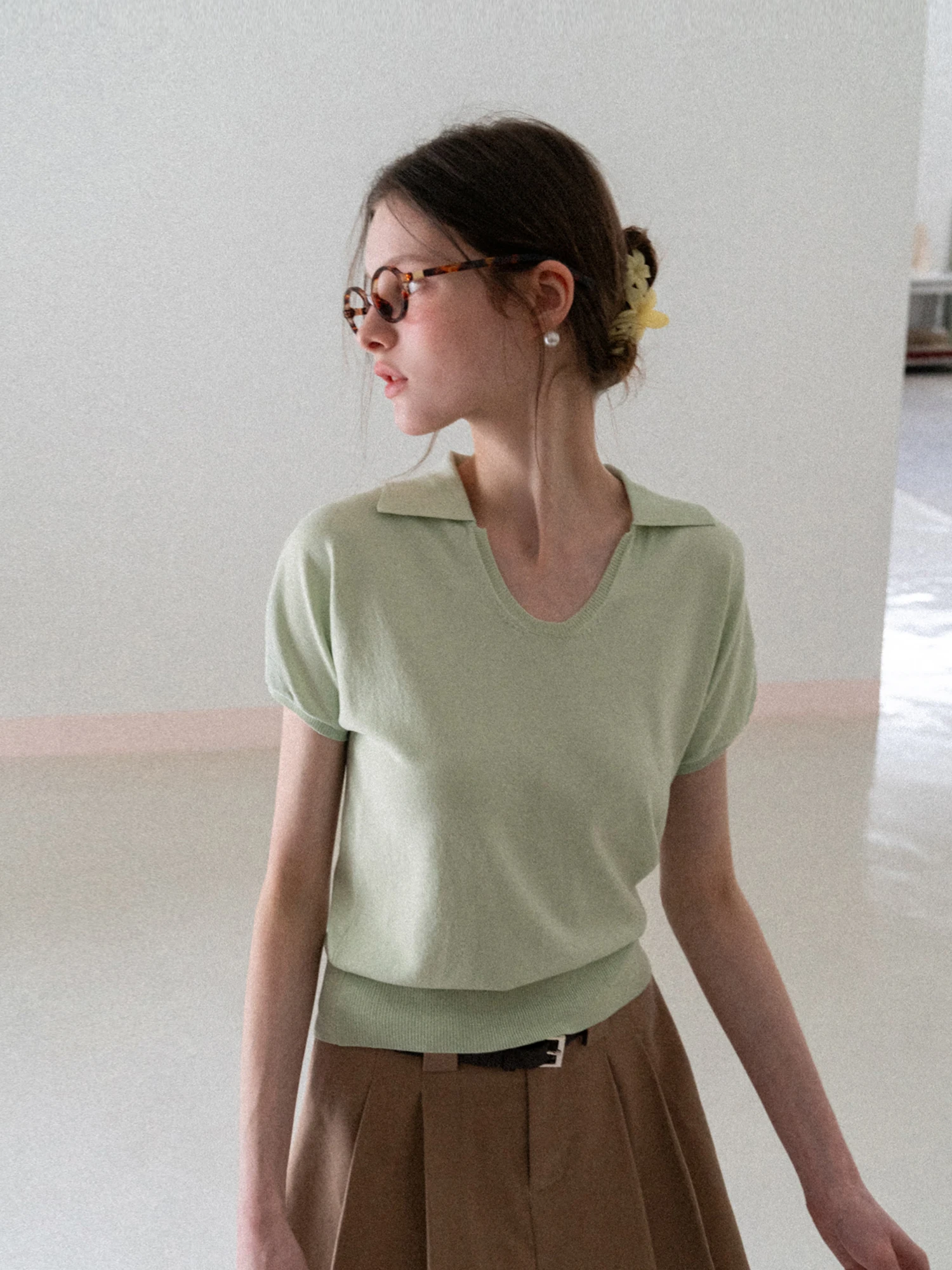 EGGKA Women's Knitted Short Sleeve Shirt Slim Fit Casual Style Soft V-Neck Top High Waist Design Summer Fashionable Short Length
EGGKA Women's Knitted Short Sleeve Shirt Slim Fit Casual Style Soft V-Neck Top High Waist Design Summer Fashionable Short Length
