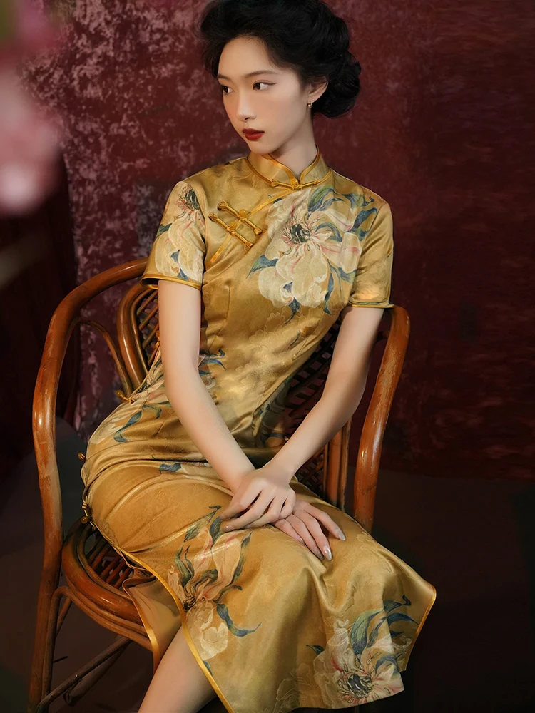 Желтое длинное платье-ципао для женщин: простое, повседневное, с высоким разрезом, коротким рукавом и цветочным узором
Желтое длинное платье-ципао для женщин: простое, повседневное, с высоким разрезом, коротким рукавом и цветочным узором