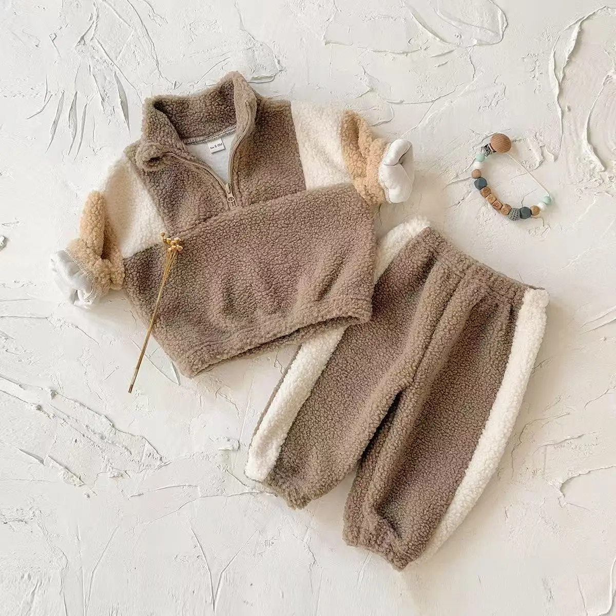 Autumn and Winter 2025 New Children's Plush and Thick Plush Set Fashionable Boys and Girls' Warm Sports Hoodie Pants 2-Piece Set
Autumn and Winter 2025 New Children's Plush and Thick Plush Set Fashionable Boys and Girls' Warm Sports Hoodie Pants 2-Piece Set