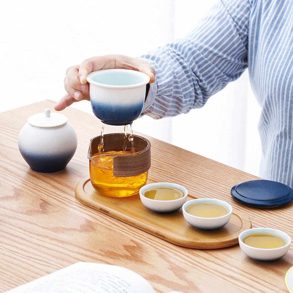 Chinese Ceramics 1 Pot 4 Cup Tea Set With Bag Portable Travel Kungfu Tea Set Outdoor Simple Portable Tea Pot Tea Cup Set LE184
Chinese Ceramics 1 Pot 4 Cup Tea Set With Bag Portable Travel Kungfu Tea Set Outdoor Simple Portable Tea Pot Tea Cup Set LE184