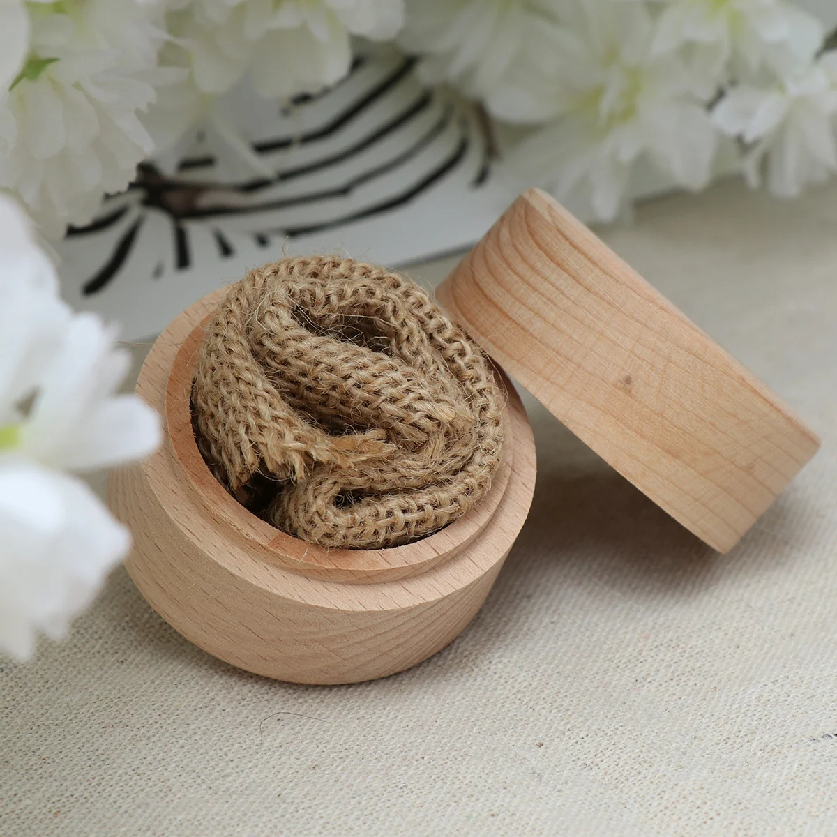 Деревянная винтажная круглая коробка для колец, легкая, романтическая, свадебное, помолвочное, держатель для колец, деревянная коробка для колец
Деревянная винтажная круглая коробка для колец, легкая, романтическая, свадебное, помолвочное, держатель для колец, деревянная коробка для колец