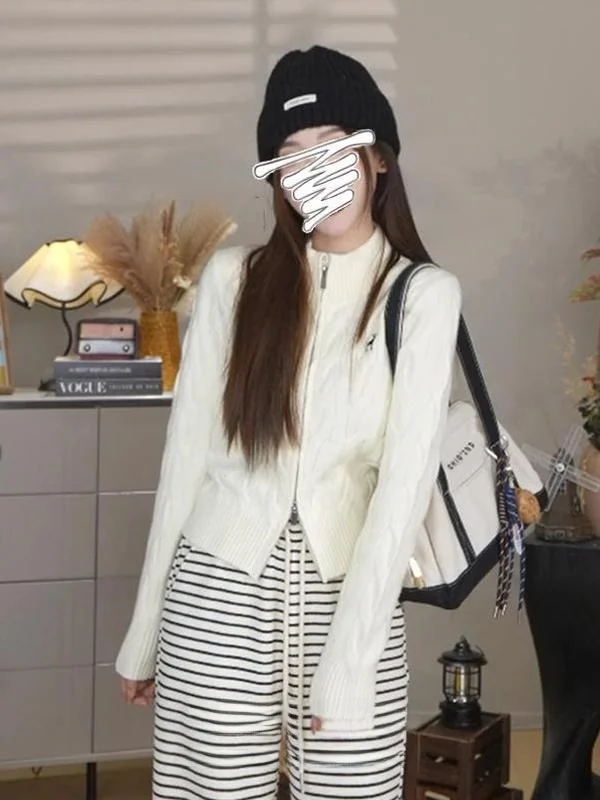 Fashionable Knitted Sweater Coat Double Zipper Twist High Collar Inner Wear Spring New Lazy High-End Sense Top Women's Clothing
Fashionable Knitted Sweater Coat Double Zipper Twist High Collar Inner Wear Spring New Lazy High-End Sense Top Women's Clothing