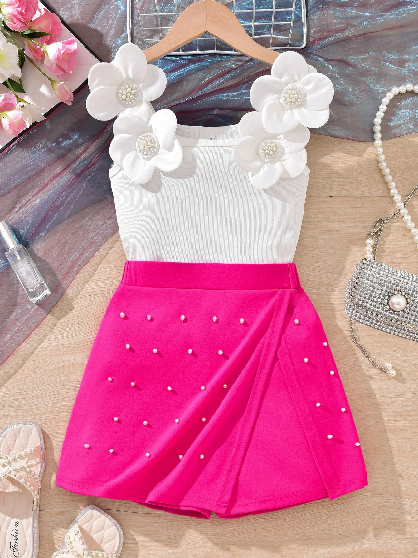 Girls' Summer Fashion White Top with Floral Decoration & Rose Red Skort 2-Piece Set
Girls' Summer Fashion White Top with Floral Decoration & Rose Red Skort 2-Piece Set