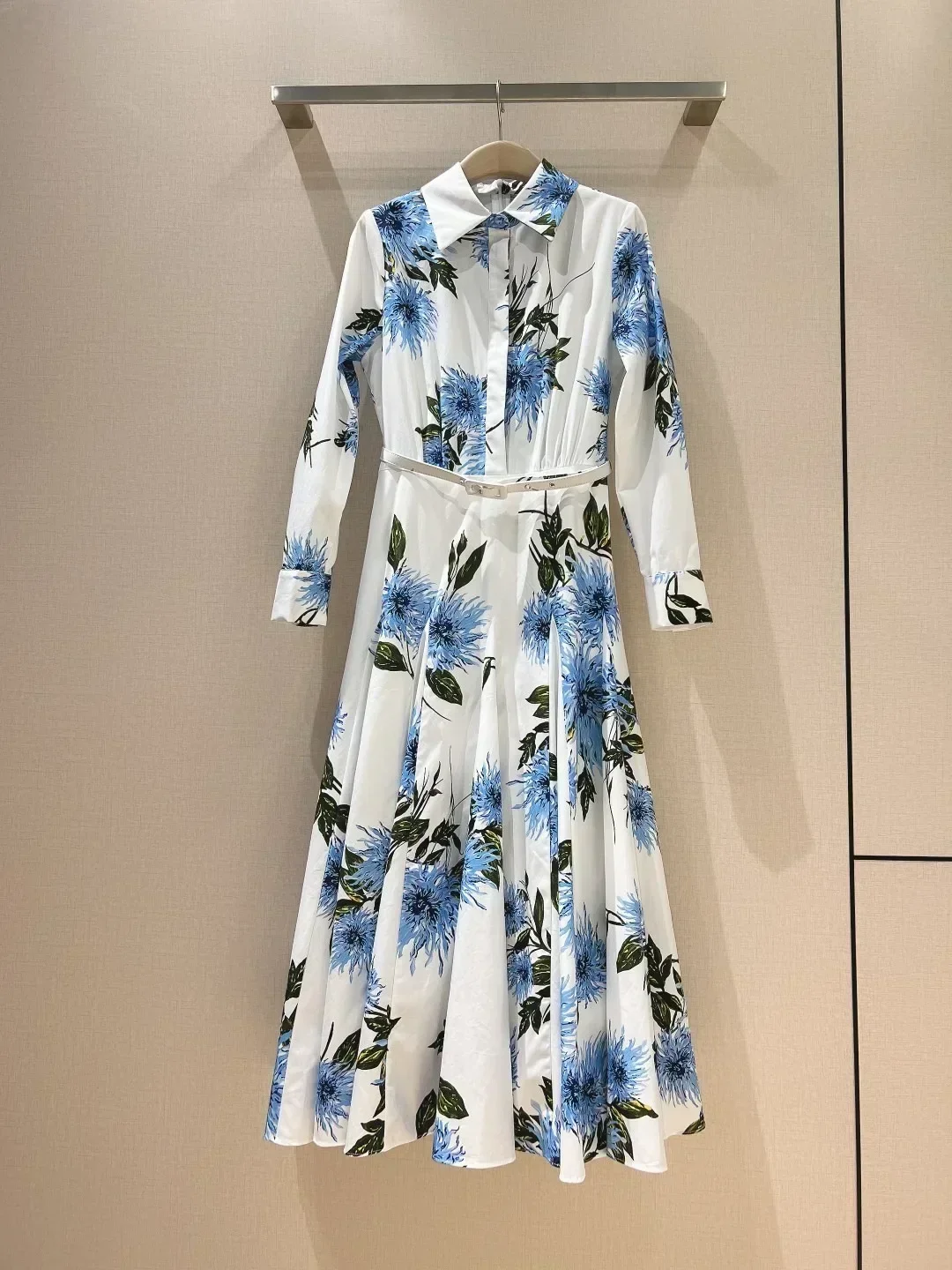 2024 New Collection White Blue Floral Position Print Cotton Long Sleeve Lapel Women Vintage Midi Dress
2024 New Collection White Blue Floral Position Print Cotton Long Sleeve Lapel Women Vintage Midi Dress