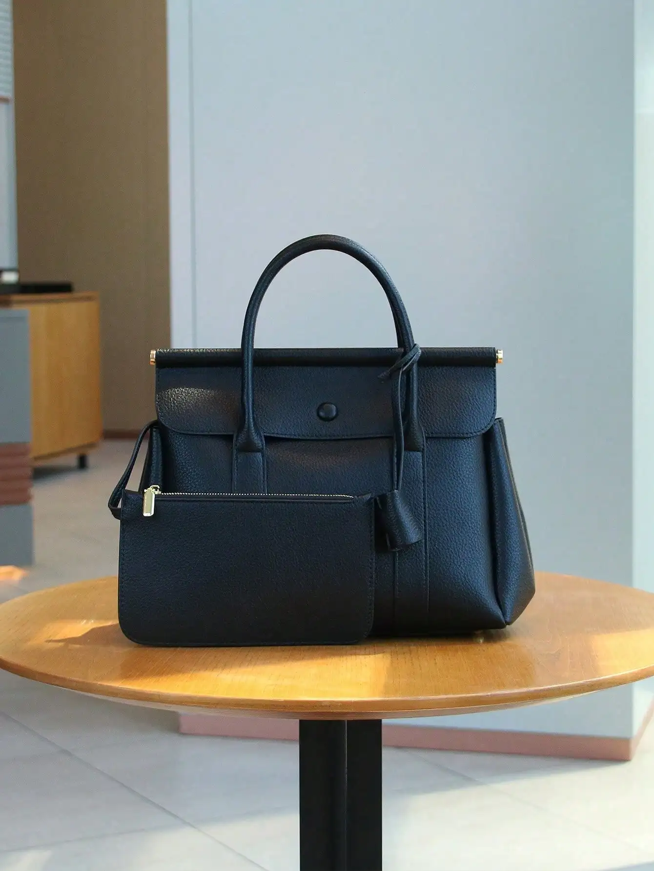 New Fashion Women's Handbag, Flap Vintage Messenger Bag, Large Capacity Elegant Elephant Gray Tote Briefcase, High-Quality Soft Leather Shoulder Bag, Suitable For OL Office Ladies Commute
New Fashion Women's Handbag, Flap Vintage Messenger Bag, Large Capacity Elegant Elephant Gray Tote Briefcase, High-Quality Soft Leather Shoulder Bag, Suitable For OL Office Ladies Commute