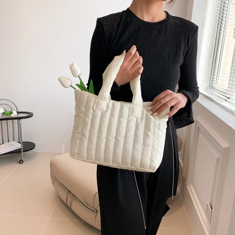 Ladies Solid Color Cotton Padded Commuter Bag Quilted Top-handle Bag Simple Messenger Bag Casual Large Capacity Female Handbag
Ladies Solid Color Cotton Padded Commuter Bag Quilted Top-handle Bag Simple Messenger Bag Casual Large Capacity Female Handbag