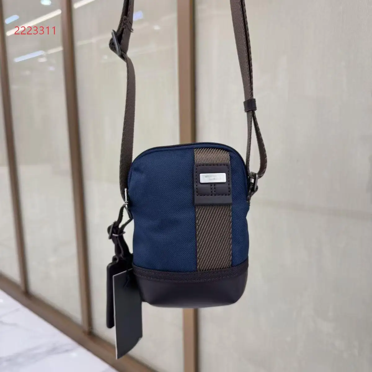 2223311 New Ballistic Nylon Fashionable Casual Shoulder Bag for Men—Mini Sports Bag for Cell Phones
2223311 New Ballistic Nylon Fashionable Casual Shoulder Bag for Men—Mini Sports Bag for Cell Phones